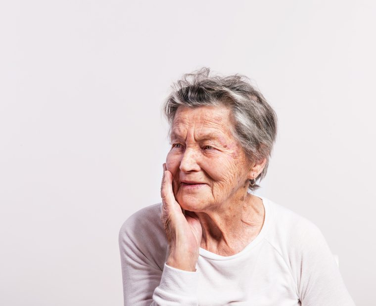 Nachdenkliche Seniorin