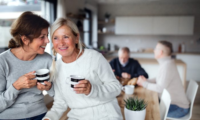 Zwei Frauen unterwegs beim Einkaufen