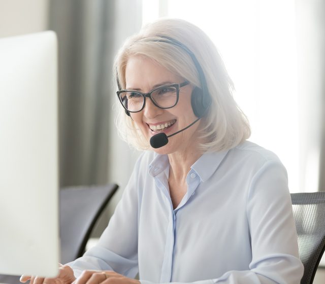 Mitarbeiterin mit Headset in der Kundenbetreuung