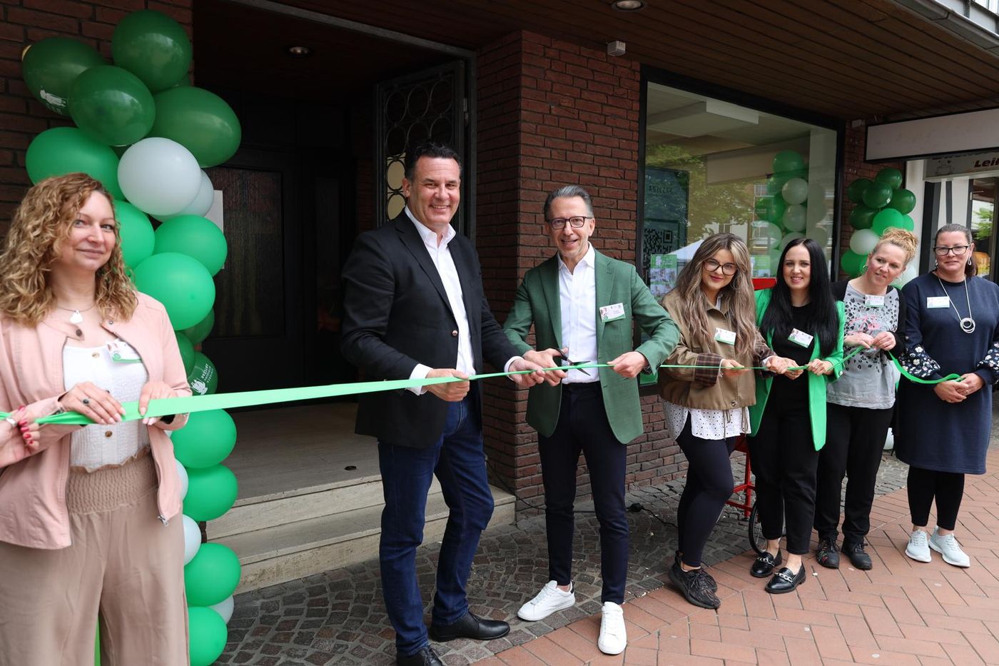 Durchschneiden des Bandes vor dem neuen Beratungsbüro