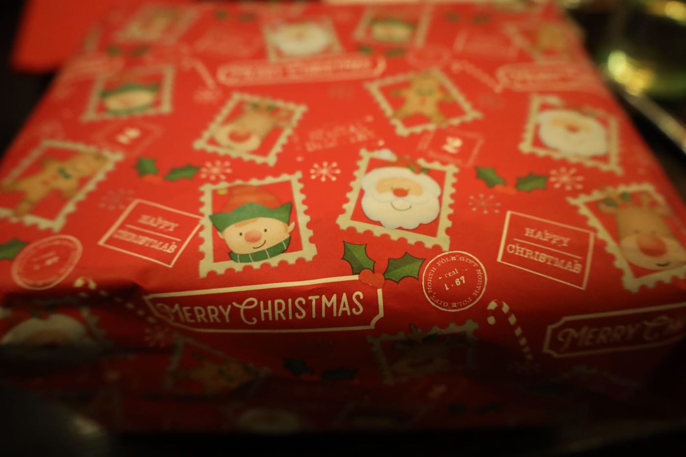 Weihnachtlich verpacktes Geschenk