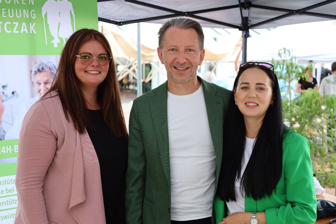 Ina Bach mit dem Team der Seniorenbetreuung Antczak